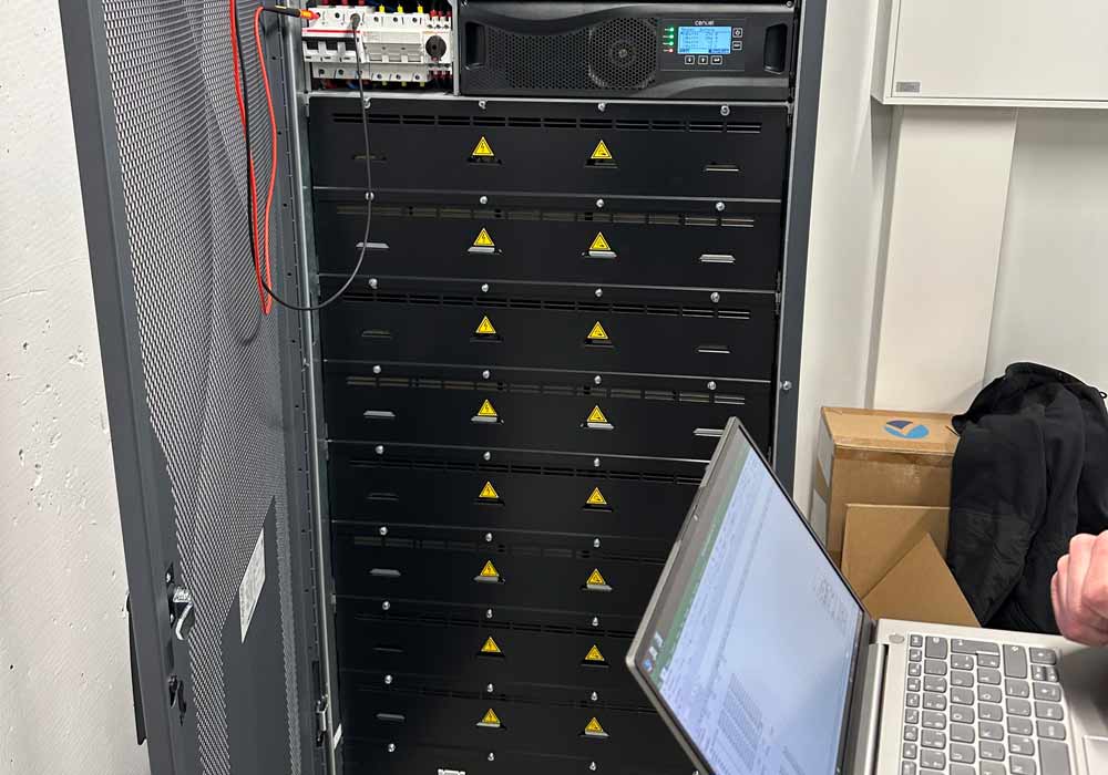 Wartung von Centiel Cumulus Power USV-Anlagen, Protokollierung von Spannung und Strom der Batterieanlage während eines Batterie-Tests.