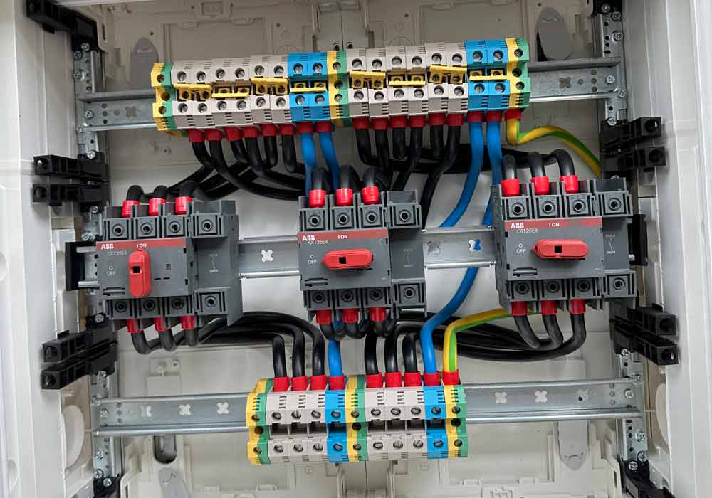 Bypass-Schrank zur mechanischen Handumgehung von USV-Anlagen.