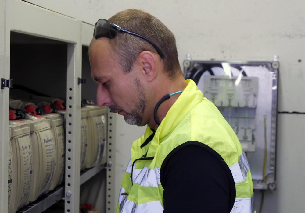 Herr Saso Deskoski bei der Überprüfung einer defekten Batterieanlage.