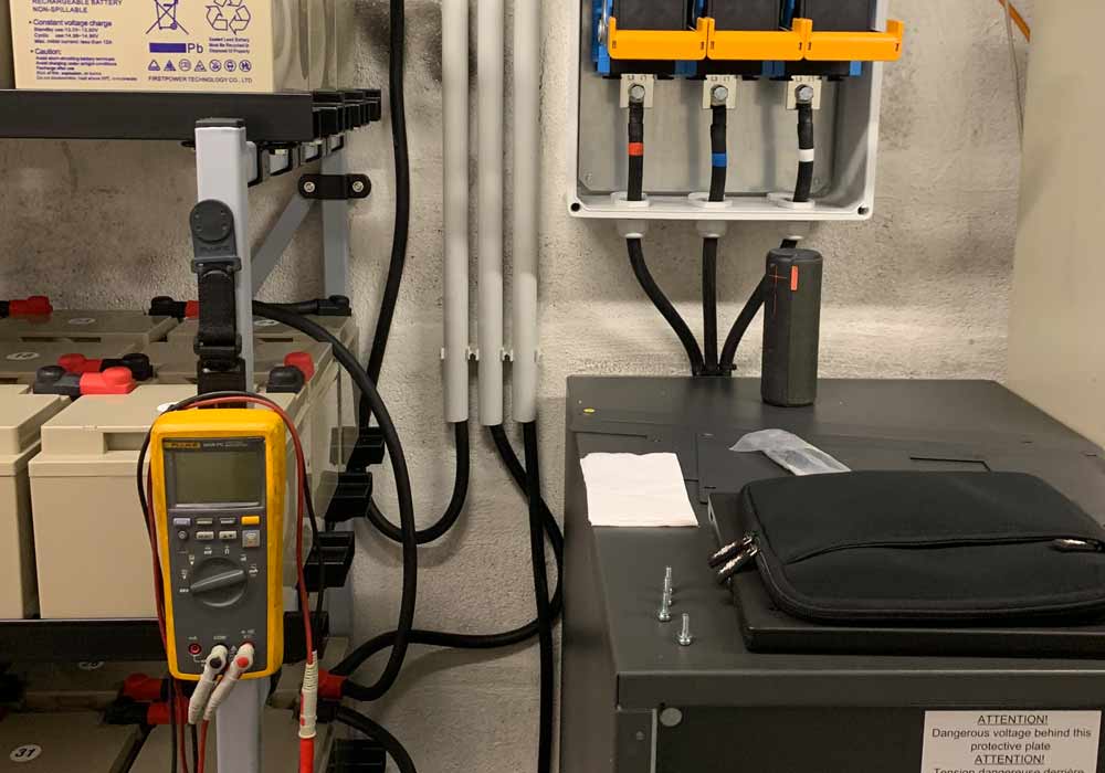 Wartung einer USV-Anlage inklusive der Batterie-Anlage mit Hilfe von einem Multimeter und eines Notebooks.