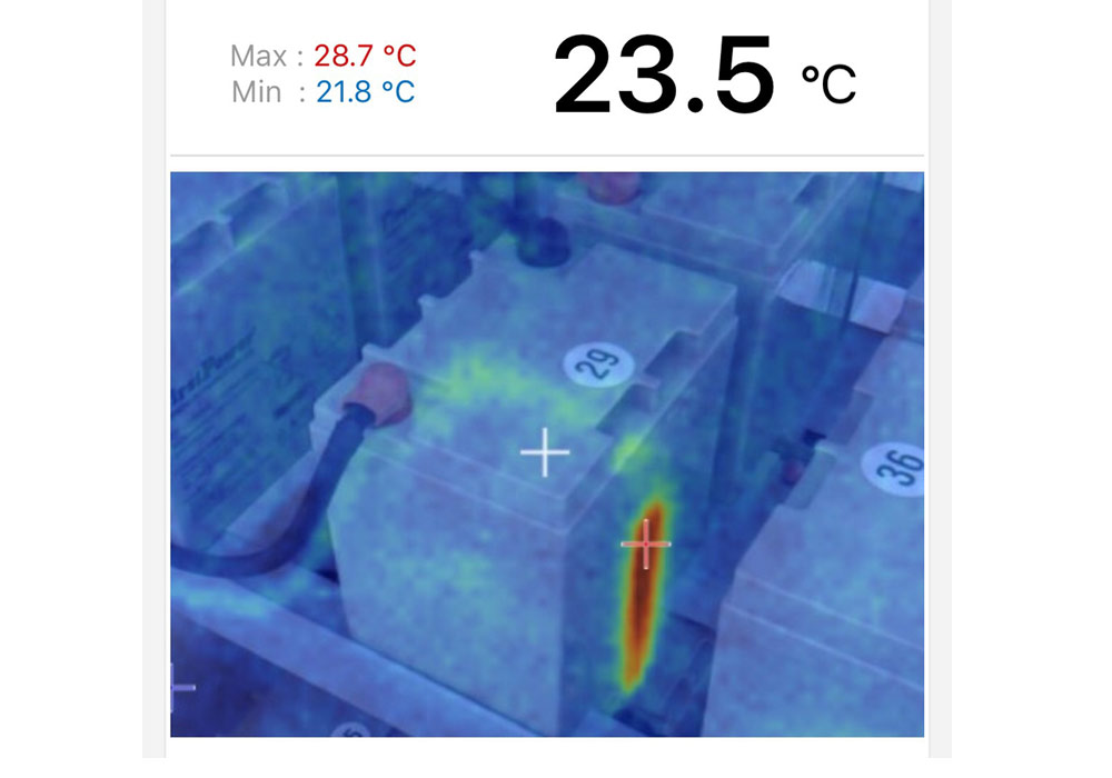 Thermomessung einer VRLA Batterie mit thermischer Veränderung einer einzigen Zelle.